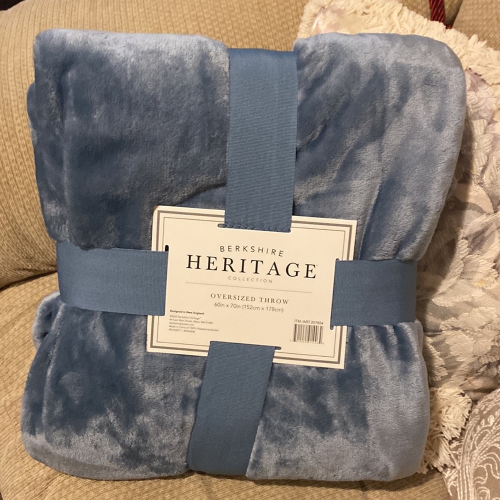 💙NWT Berkshire Heritage Collection Oversized Blanket/Throw